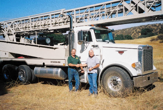 Gary_Stooksberry_Mtn_Hydro_Receiving_New_SS-30KDH_From_Jon_Newsom_8-04.jpg