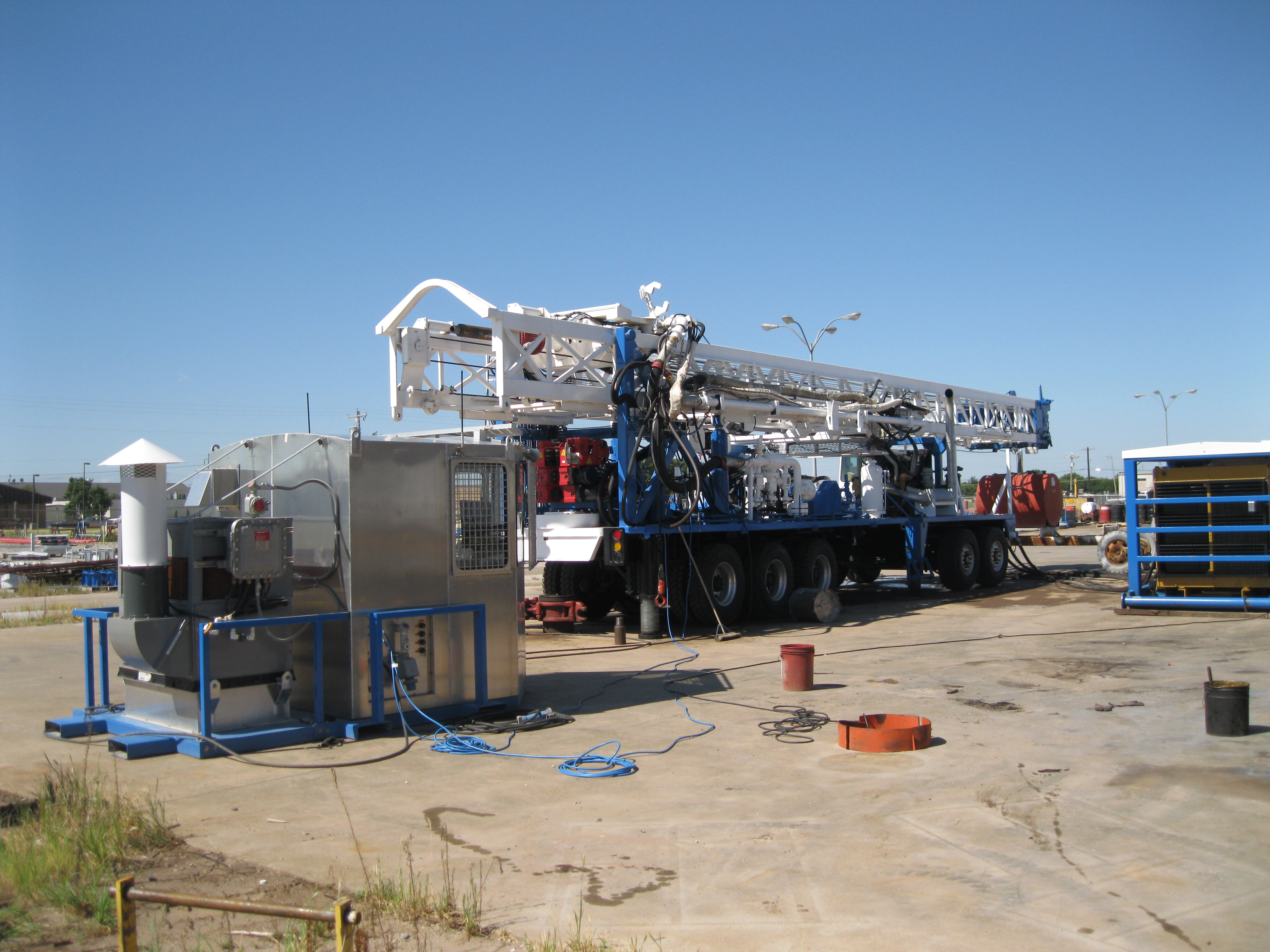 SS-1100_On_Ground_with_Drillers_Control_room_and_power_pack_IMG_1419.JPG